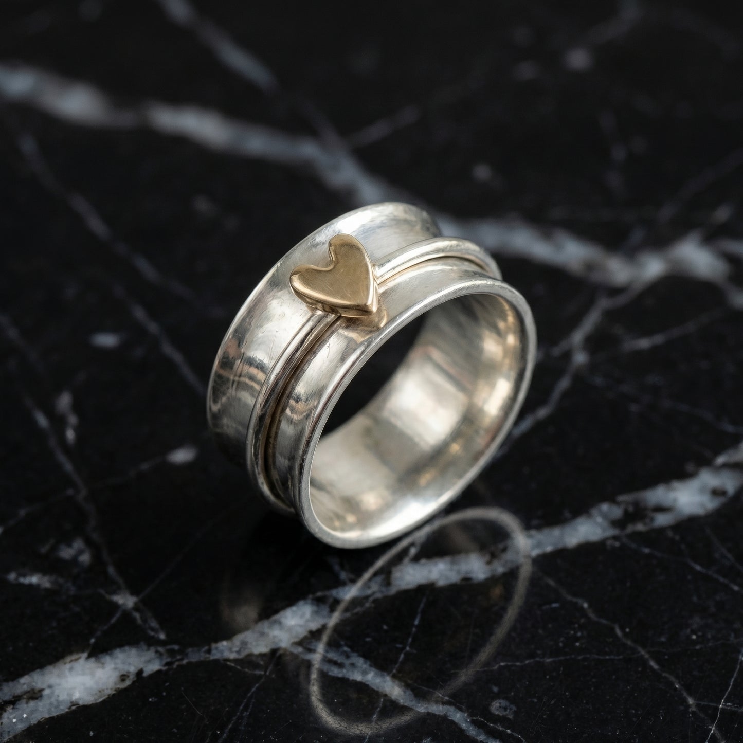 Elisa - Anillo plateado con corazón dorado