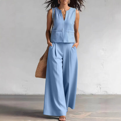 Elegante conjunto monocromático de dos piezas: top de tirantes con cuello redondo y pantalón de pierna ancha.