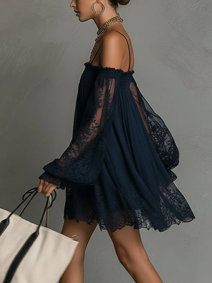 Noemi™ | Minivestido de gasa azul marino con escote de hombros descubiertos, ribete de encaje y mangas transparentes
