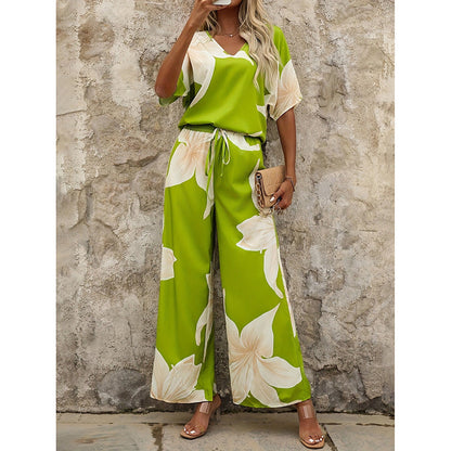 Conjunto de dos piezas: Top estampado con escote en V y pantalón largo con mangas murciélago.