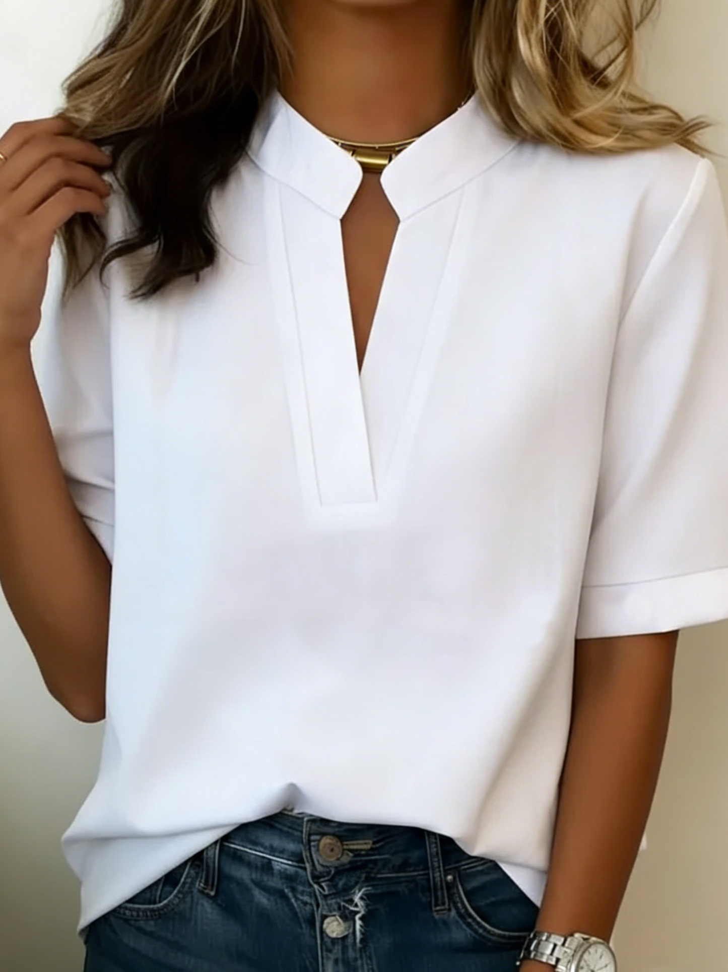 Margarita | Blusa elegante con escote en V y detalles dorados