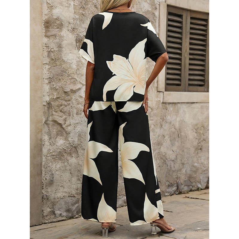 Conjunto de dos piezas: Top estampado con escote en V y pantalón largo con mangas murciélago.