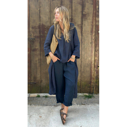 Conjunto de ropa de trabajo: camisa y pantalón holgado de talle alto.