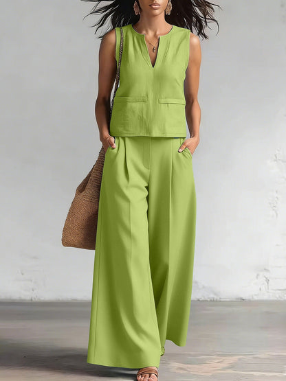 Elegante conjunto monocromático de dos piezas: top de tirantes con cuello redondo y pantalón de pierna ancha.