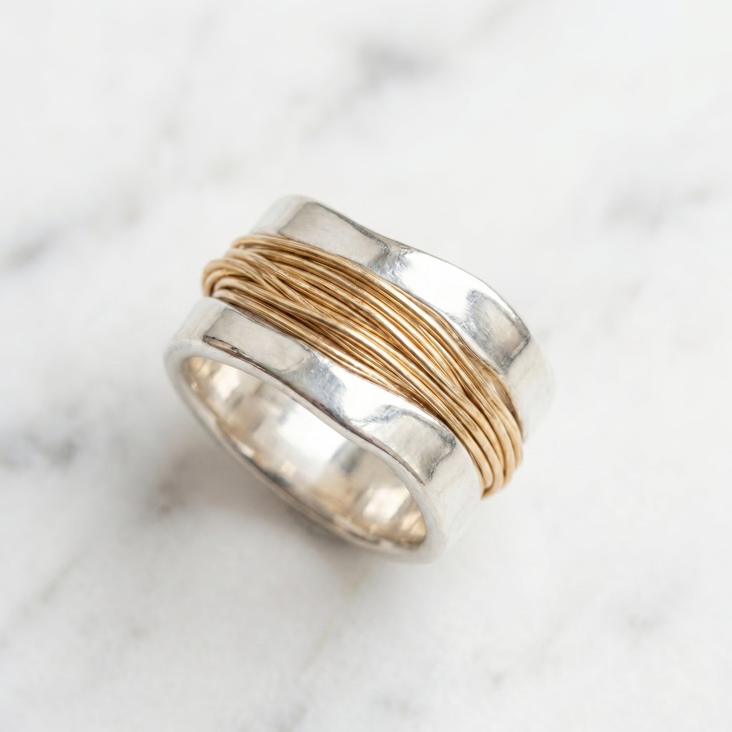 Anillo plateado con hilo dorado