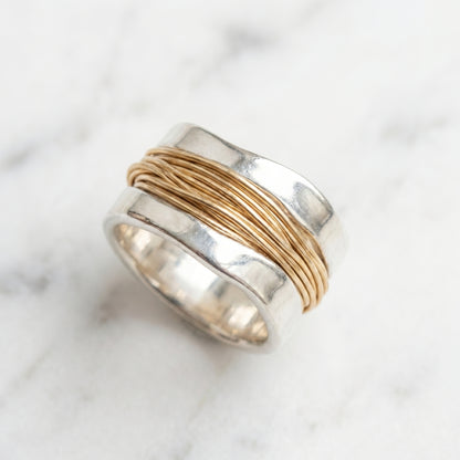 Anillo plateado con hilo dorado