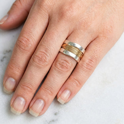 Anillo plateado con hilo dorado