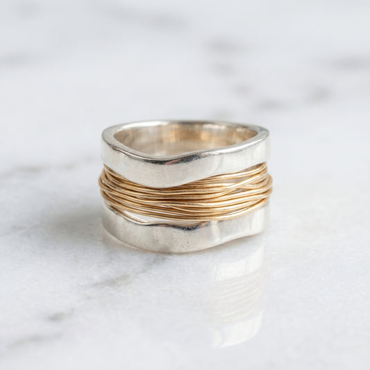 Anillo plateado con hilo dorado