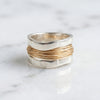 Anillo plateado con hilo dorado