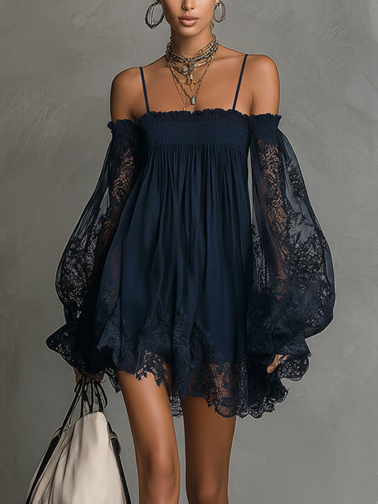 Noemi™ | Minivestido de gasa azul marino con escote de hombros descubiertos, ribete de encaje y mangas transparentes