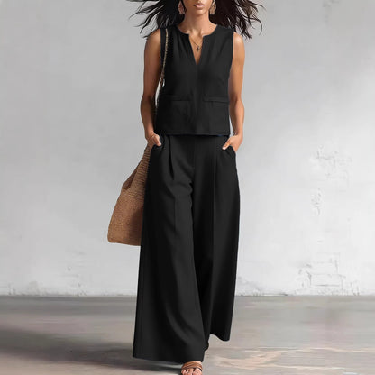 Elegante conjunto monocromático de dos piezas: top de tirantes con cuello redondo y pantalón de pierna ancha.