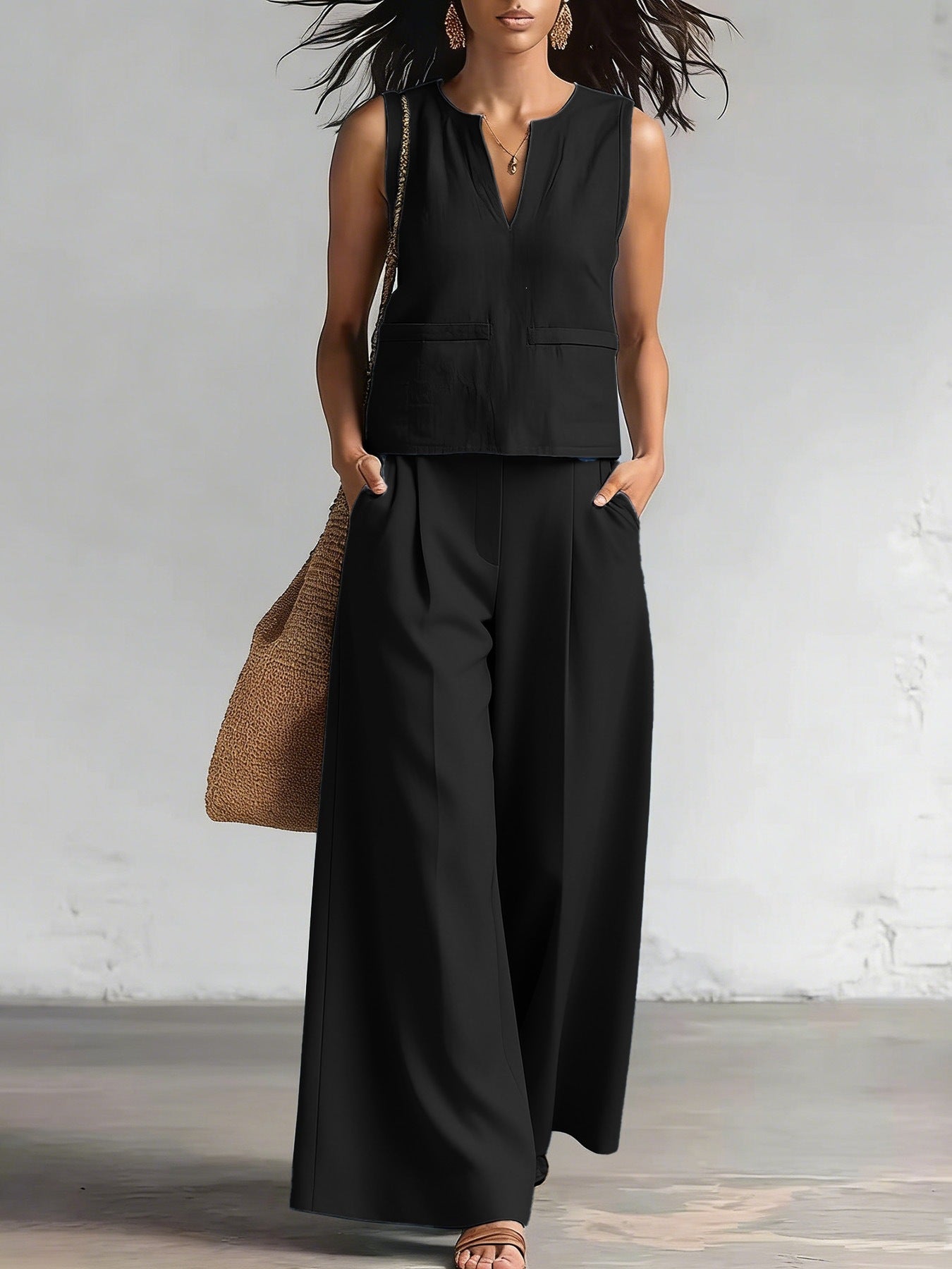 Elegante conjunto monocromático de dos piezas: top de tirantes con cuello redondo y pantalón de pierna ancha.