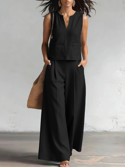 Elegante conjunto monocromático de dos piezas: top de tirantes con cuello redondo y pantalón de pierna ancha.