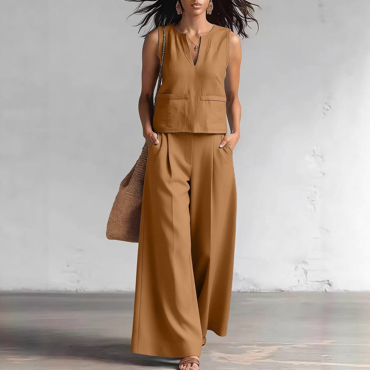 Elegante conjunto monocromático de dos piezas: top de tirantes con cuello redondo y pantalón de pierna ancha.