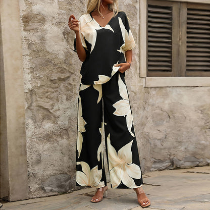 Conjunto de dos piezas: Top estampado con escote en V y pantalón largo con mangas murciélago.