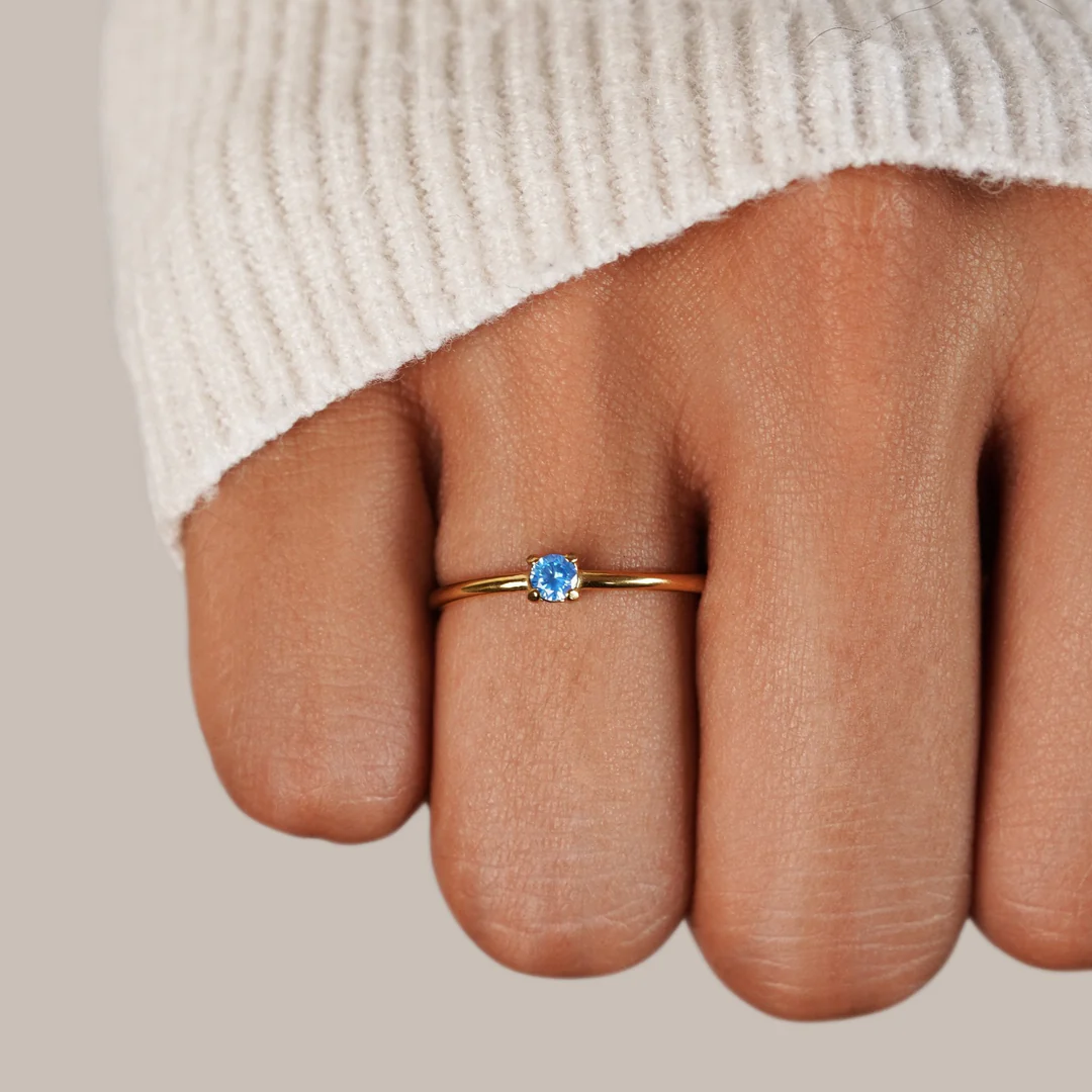 Anillos de oro con piedras de nacimiento