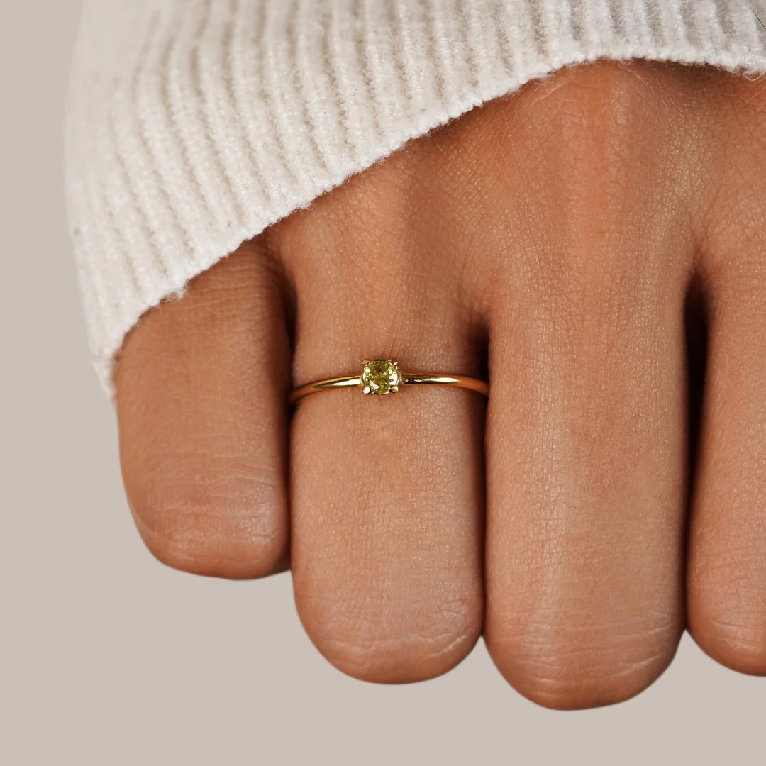 Anillos de oro con piedras de nacimiento