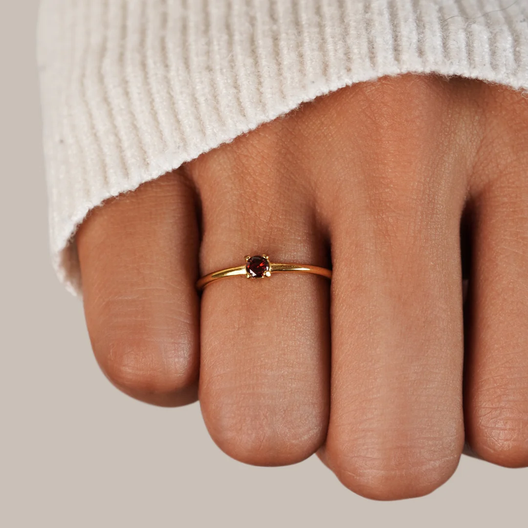 Anillos de oro con piedras de nacimiento