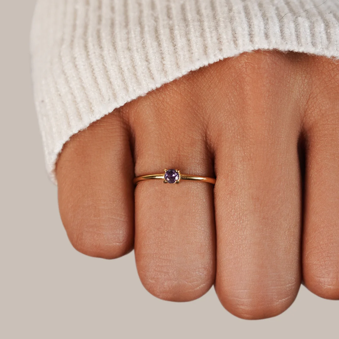 Anillos de oro con piedras de nacimiento